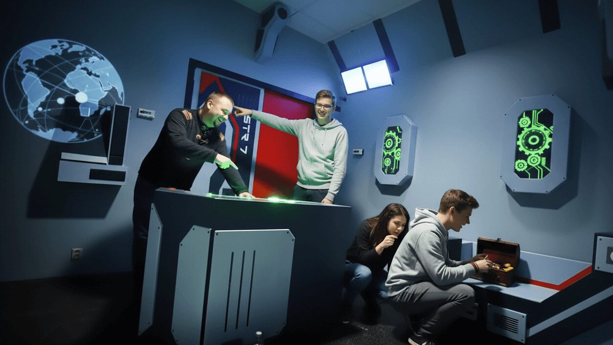 Grupp som samarbetar och löser gåtor på Escape Room Stockholm